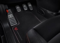 abarth-695-esseesse-tab-tech-carbon-pedales-and-gearknobs-D-526x380.jpg