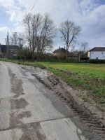 Look at the disappearing hedge, now going into the ditch.  Bank has dropped around 18 inches.jpg