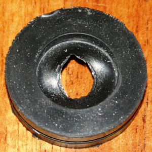 Sunroof drain pipe grommet