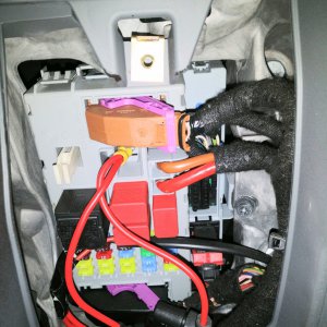 Internal fuse box - strange wire