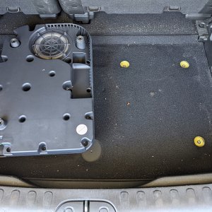 Fiat_500L_2014_Trekking_Beats_Audio_-_trunk_woofer_underside1