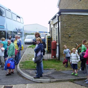 More_piling_on_bus_to_picnic_at_Kearsney_Abbey