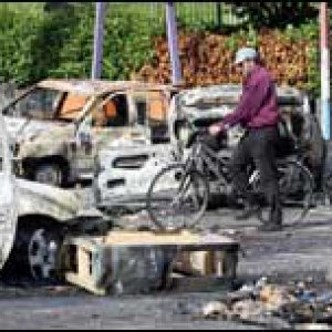 40788134_burnt_cars_203_ap