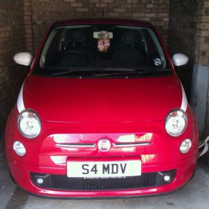 Fiat 500 with white mirror caps